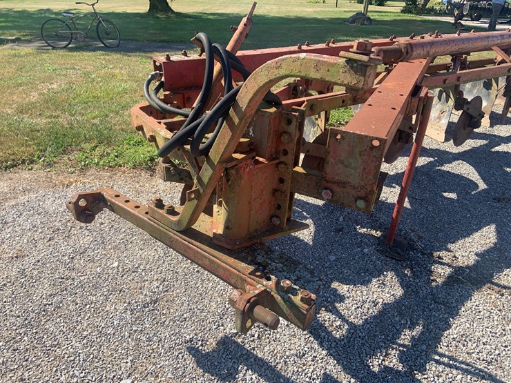 ih-700-7-bottom-plow-image-3