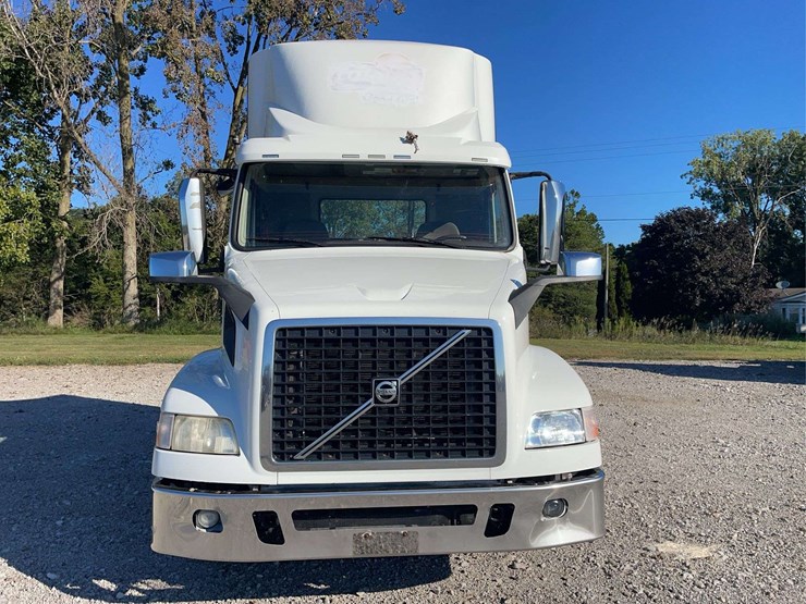2017-volvo-day-cab-semi-image-55