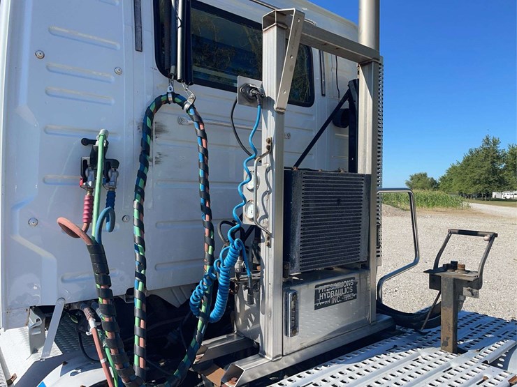 2016-volvo-day-cab-semi-image-28