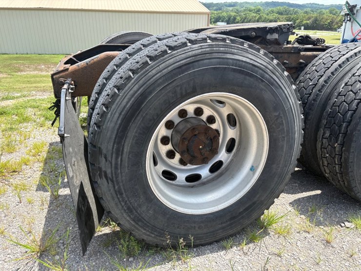2010-peterbilt-386-image-9