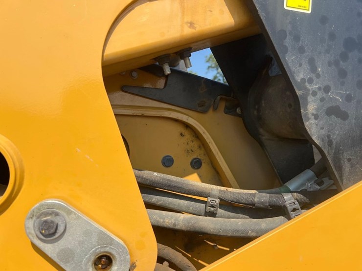 2024-caterpillar-255-skid-steer-image-12