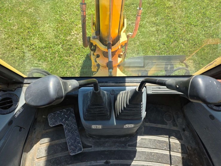 new-holland-lb75-image-48
