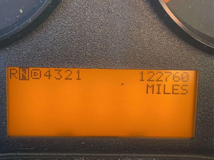 2015-navistar-8600-day-cab-semi-image-45