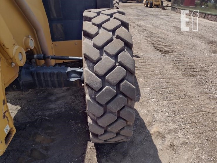 2017-caterpillar-tl1055d-image-22