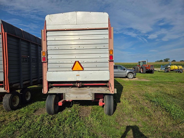 gehl-silage-wagon-on-tandem-running-gear,-12.5-x-15”-and-11l-x-15”-tires,-16’-long,-540-pto-image-5