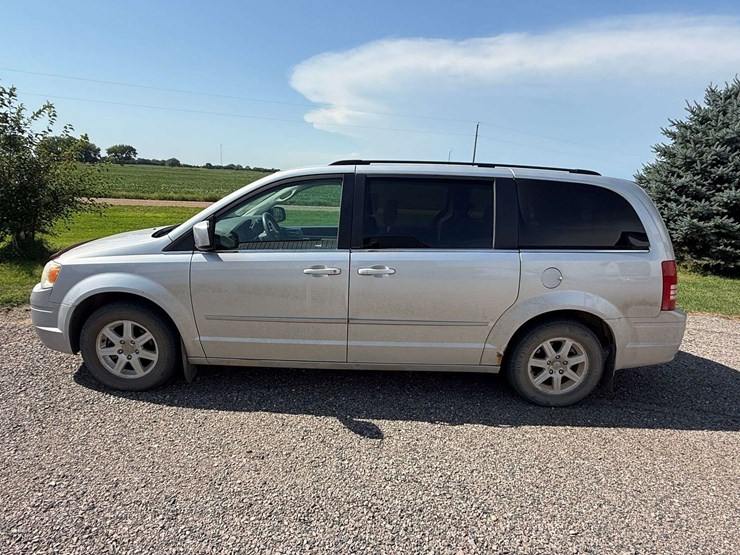 2010-chrysler-town-&-country-image-15