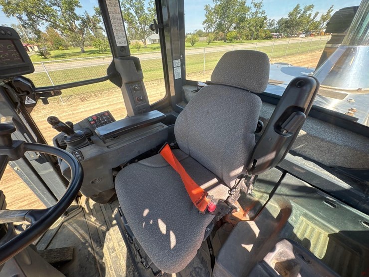 2016-deere-624k-image-24