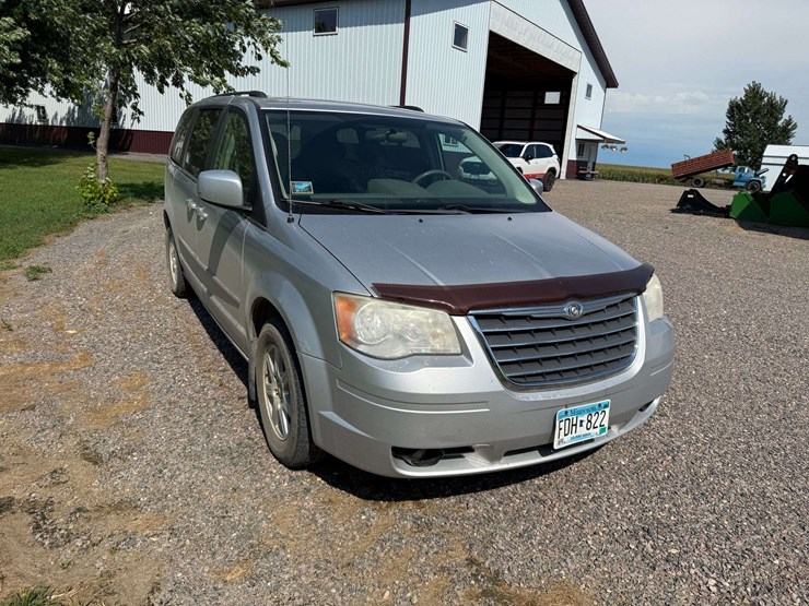 2010-chrysler-town-&-country-image-4