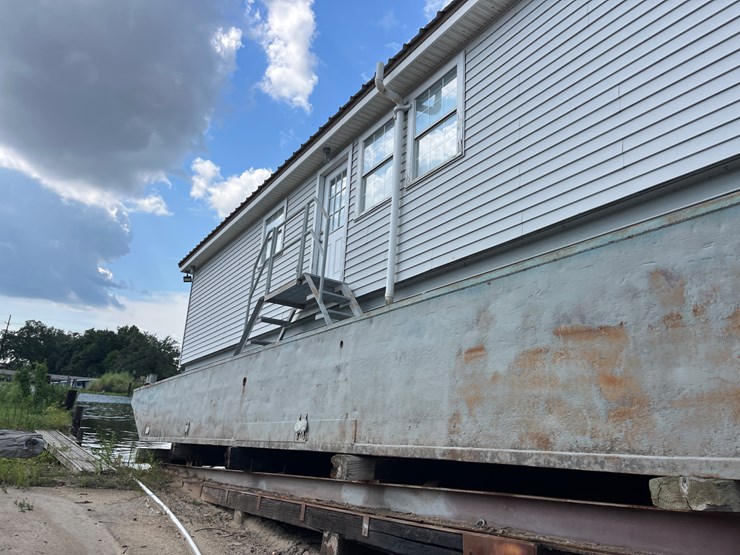 #105-•-living-quarters-barge-image-7