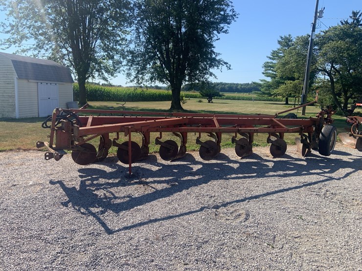 ih-700-7-bottom-plow-image-2
