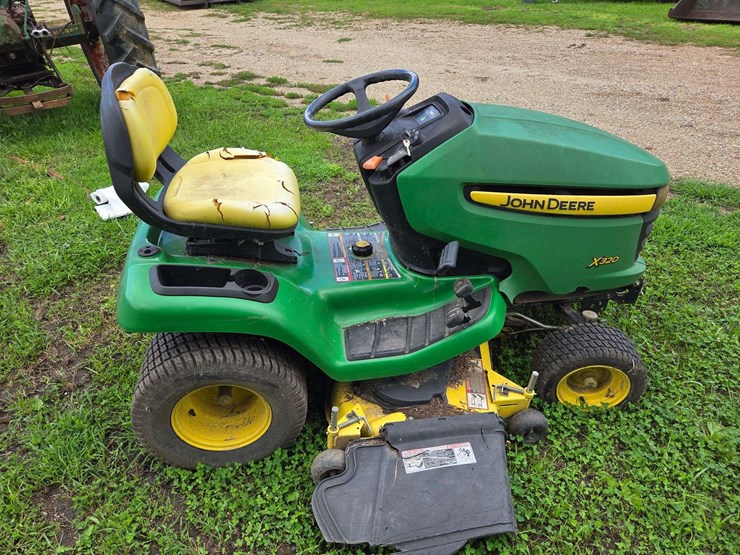 john-deere-320-image-1