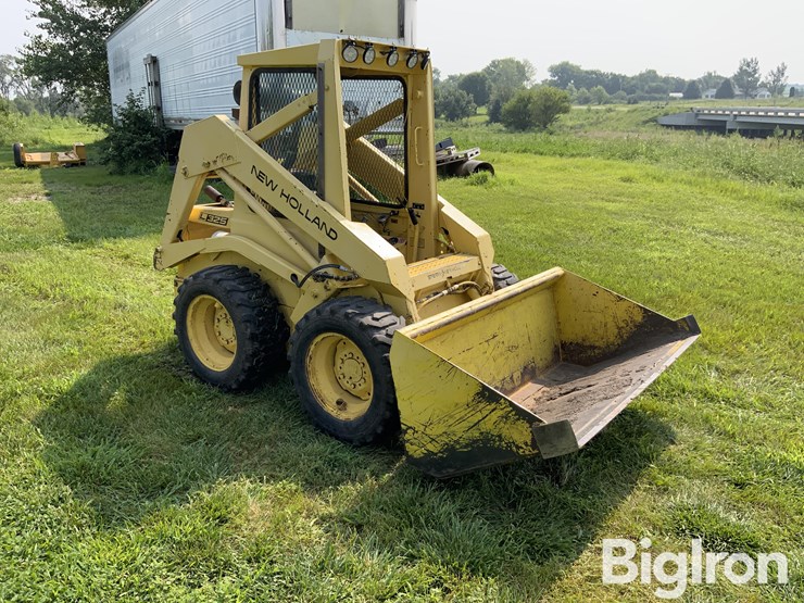 new-holland-l325-image-3