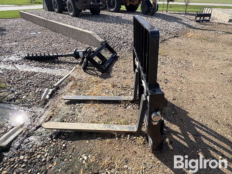48”-skid-steer-pallet-forks-image-8