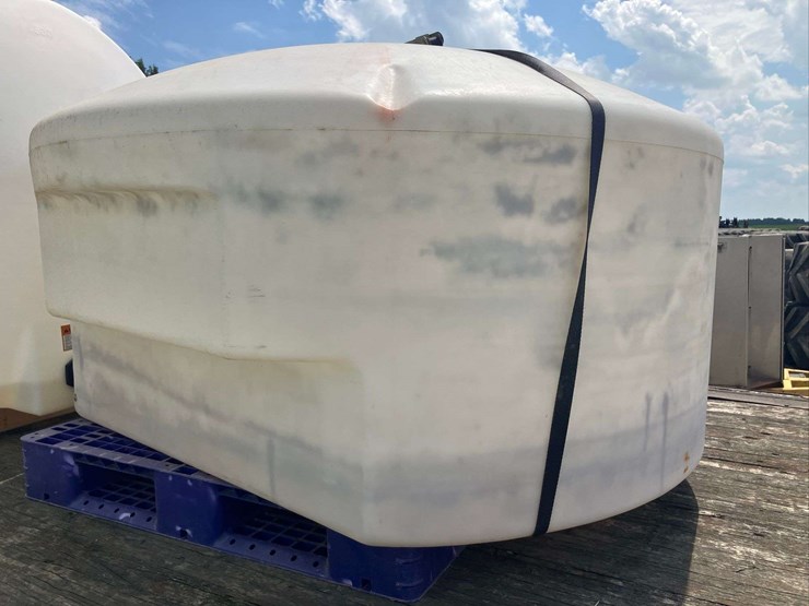 425-gallon-flat-bottom-poly-tank-image-1