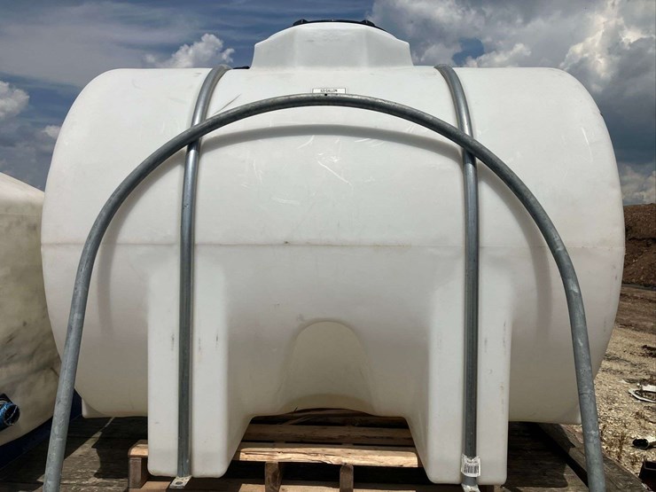 525-gallon-horizontal-poly-tank-with-straps-image-3