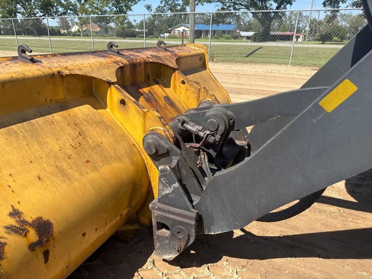 2016-deere-624k-image-21