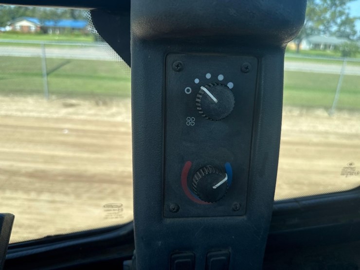 2016-deere-624k-image-32