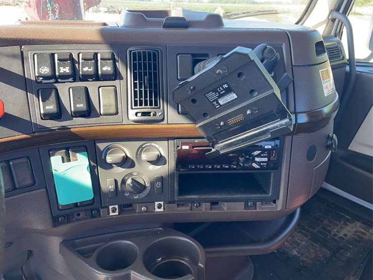 2016-volvo-day-cab-semi-image-17