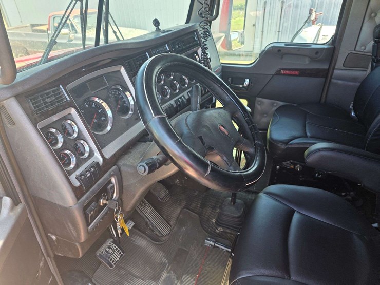 2013-kenworth-t660-image-31