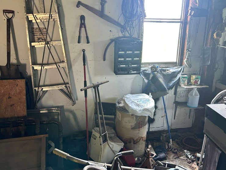 contents-of-garage-on-907-n.-870-st.-e.-image-11