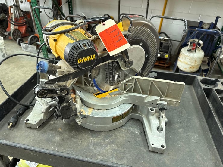 dewalt-dw716-miter-saw-support-equipment-image-1