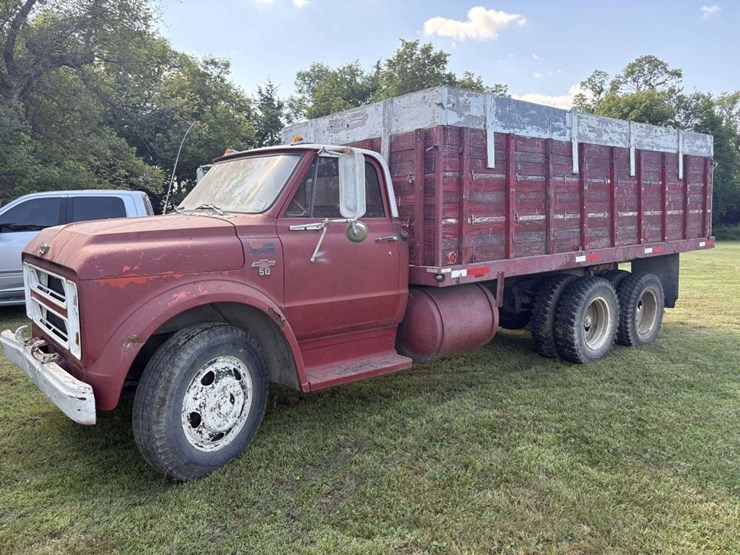 1967-chevy-c50-grain-truck,-tandem-axle-with-hyd-lift-tag-axle,-350-v8,-4+2,-8.25-20-tires,-17.5’-wo-image-1