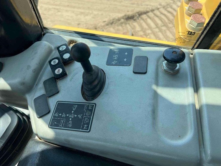 2019-caterpillar-d6n-lgp-image-34