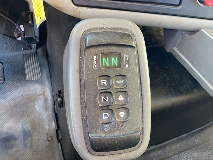 2015-navistar-8600-day-cab-semi-image-47