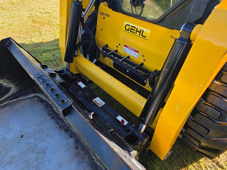 2019-gehl-v270-image-19