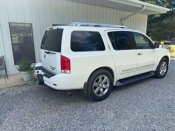 2013-nissan-armada-image-8
