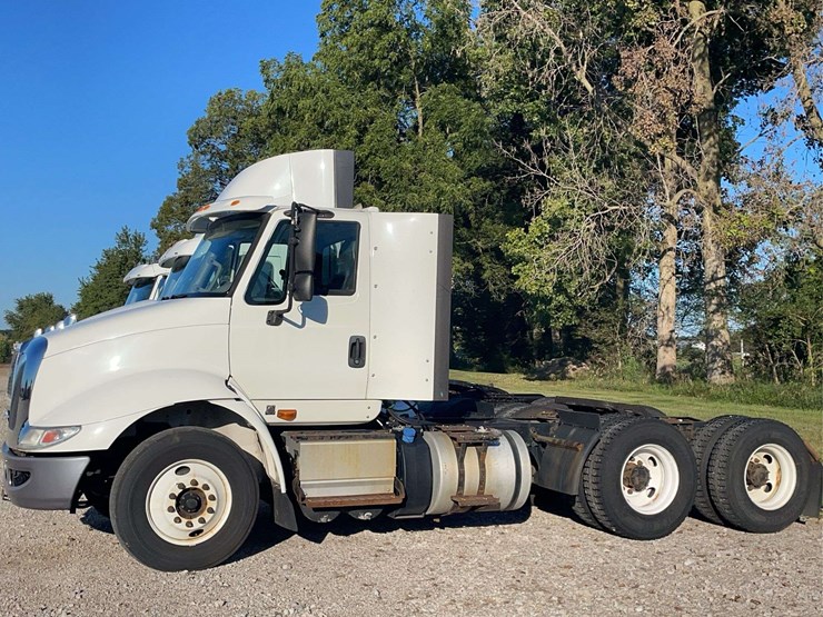 2015-navistar-8600-day-cab-semi-image-14