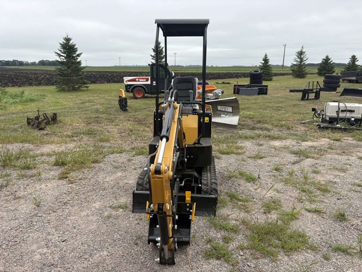cfg-industrial-h12r-mini-excavator,-13.5-hp,-5.5’-digging-depth,-manual-thumb,-36”-hyd-blade,-16”-bu-image-4