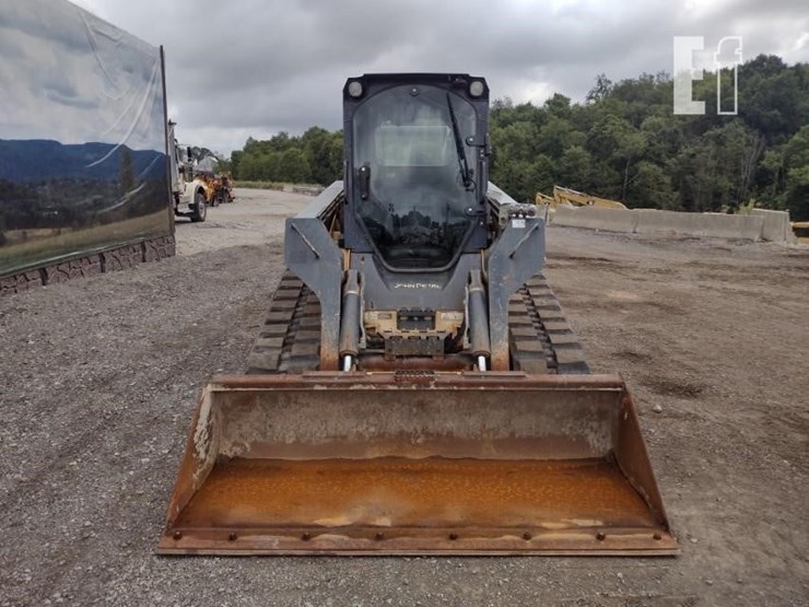 2015-deere-329e-image-2