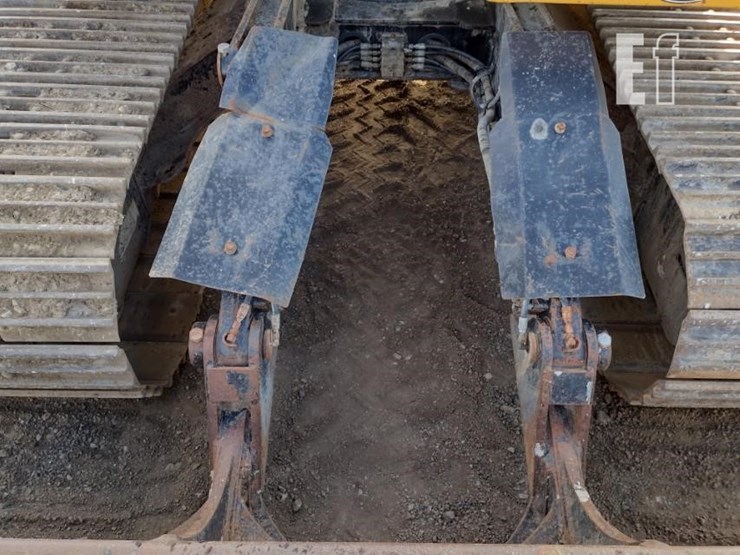 2010-deere-120d-image-21