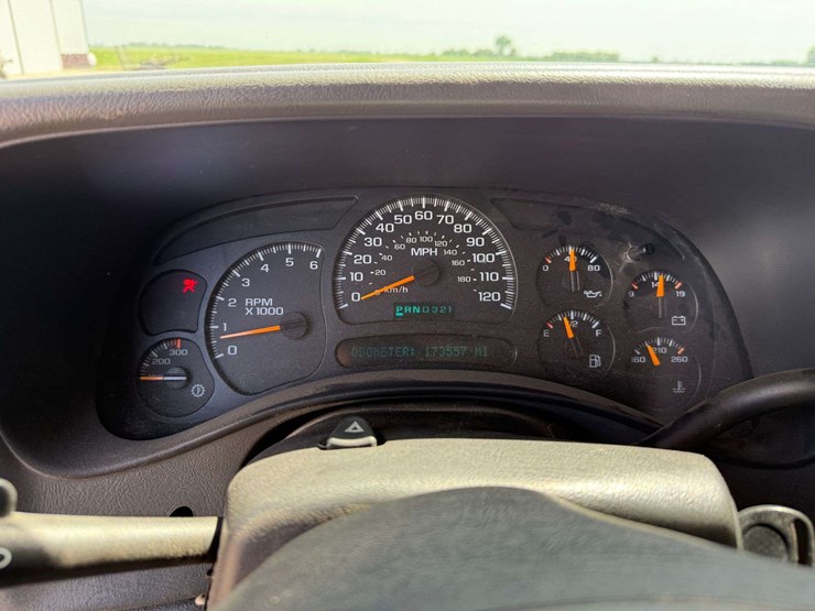 2004-chevrolet-2500hd-image-45