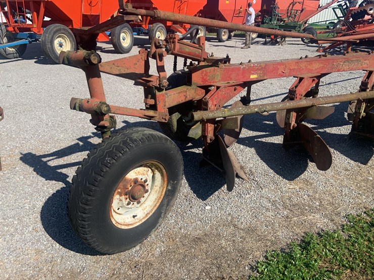 ih-700-7-bottom-plow-image-4