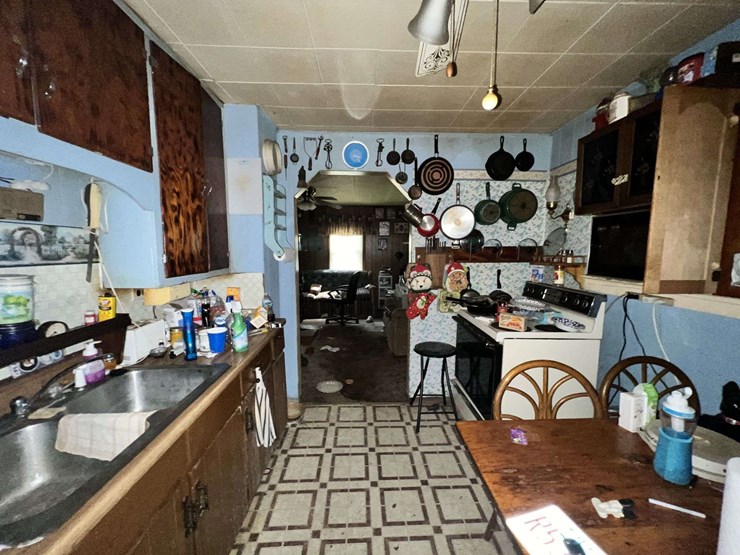contents-of-907-n.-870-st.-e.-image-3