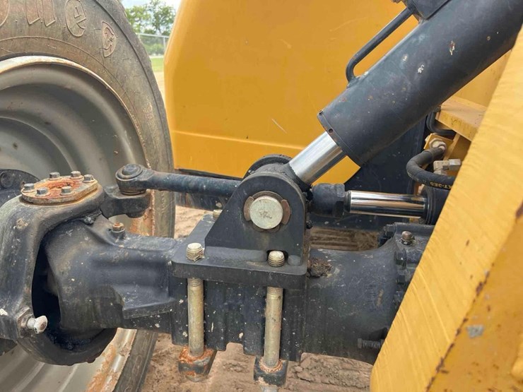 2014-caterpillar-tl642c-image-12