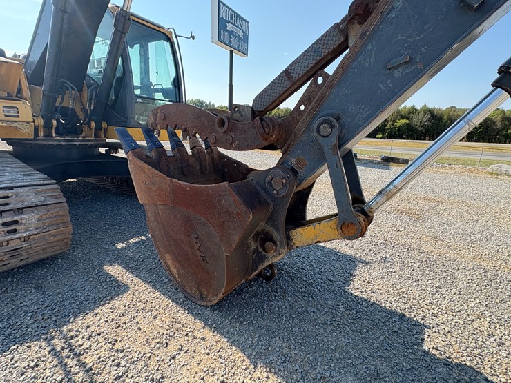 deere-200d-lc-image-10
