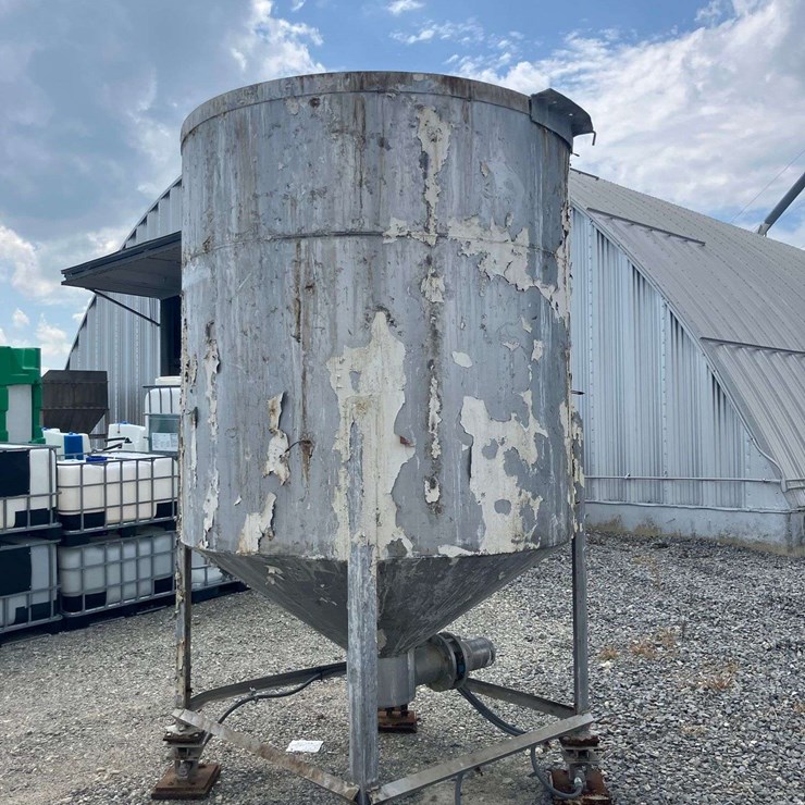 1500 Gal. Stainless Steel Chemical Mixing Tank and Stainless fittings