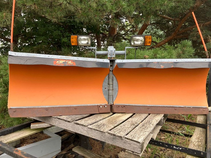 arctic-8’-v-plow.-image-1