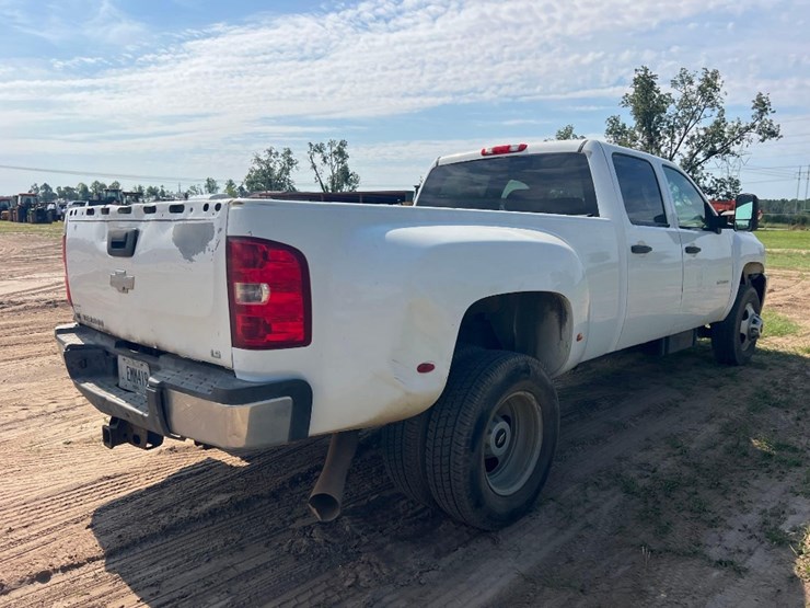 2012-chevrolet-3500hd-image-4