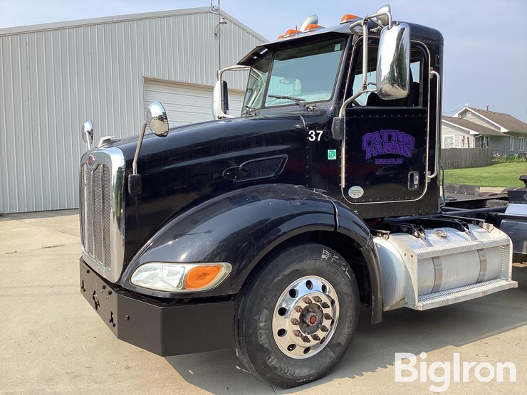 2010-peterbilt-384-image-12