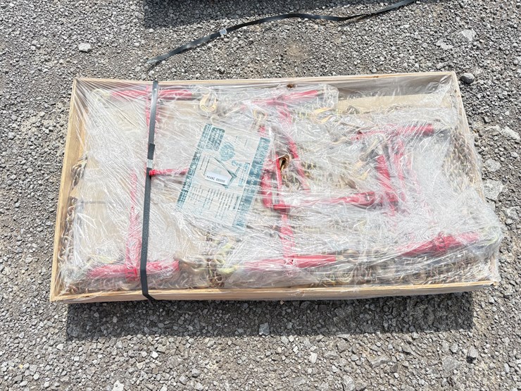 #28516-•-flat-pallet-of-chains-and-binders-image-1