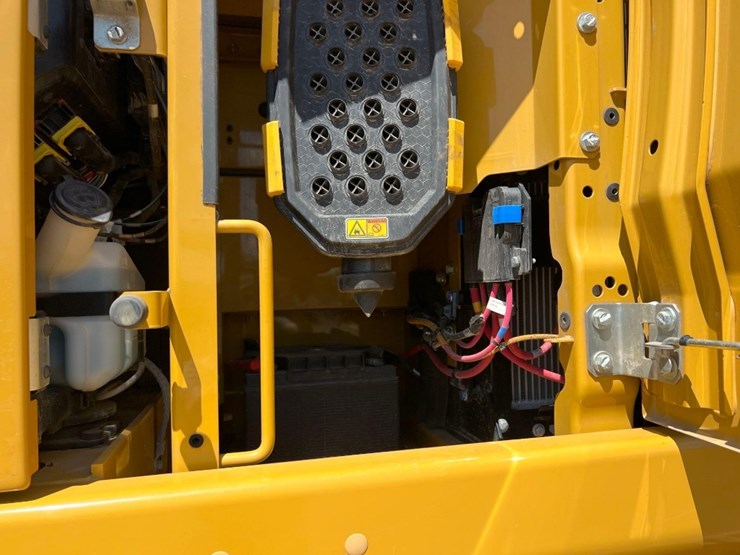 2019-caterpillar-330gc-image-26