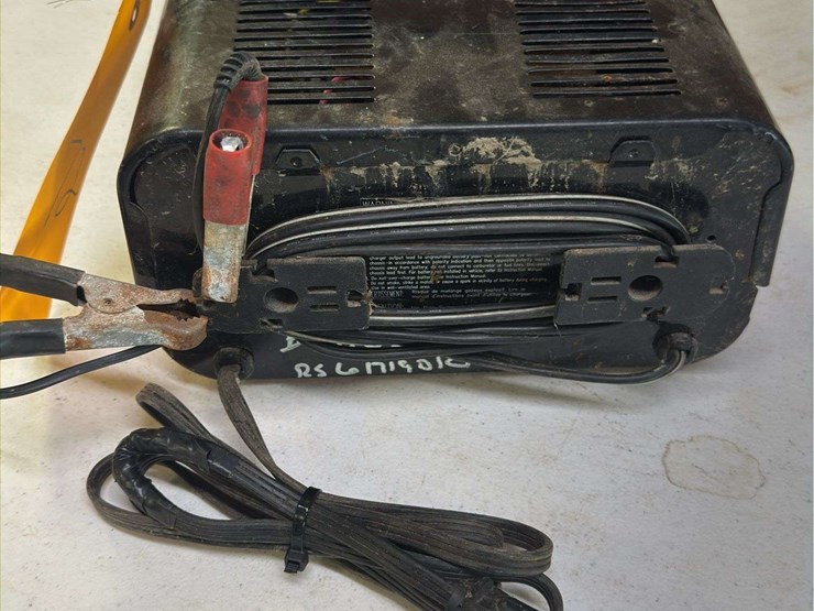 diehard-12v-battery-charger-image-4