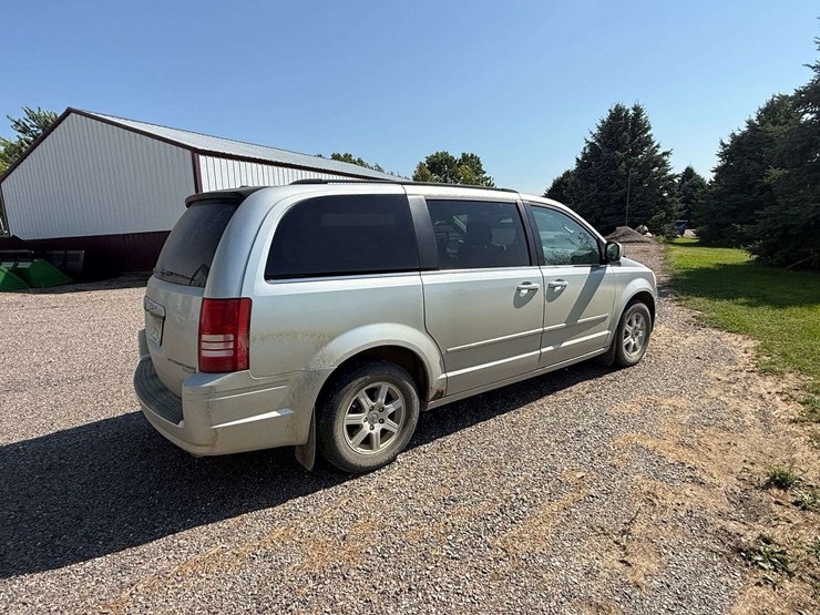 2010-chrysler-town-&-country-image-8