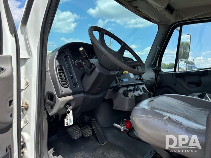 2006-freightliner-business-class-(dr12083)-image-56