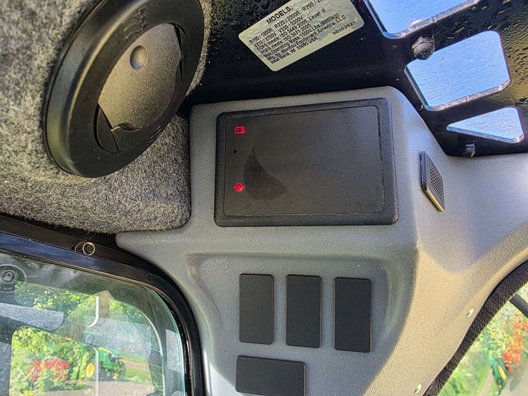 2019-gehl-v270-image-51