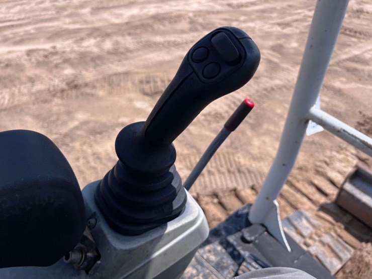 2017-takeuchi-tb240-image-35